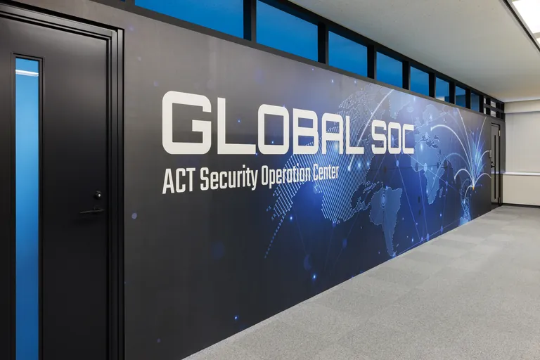 GLOBAL SOC のサインが掲げられたSOCルームの入口
